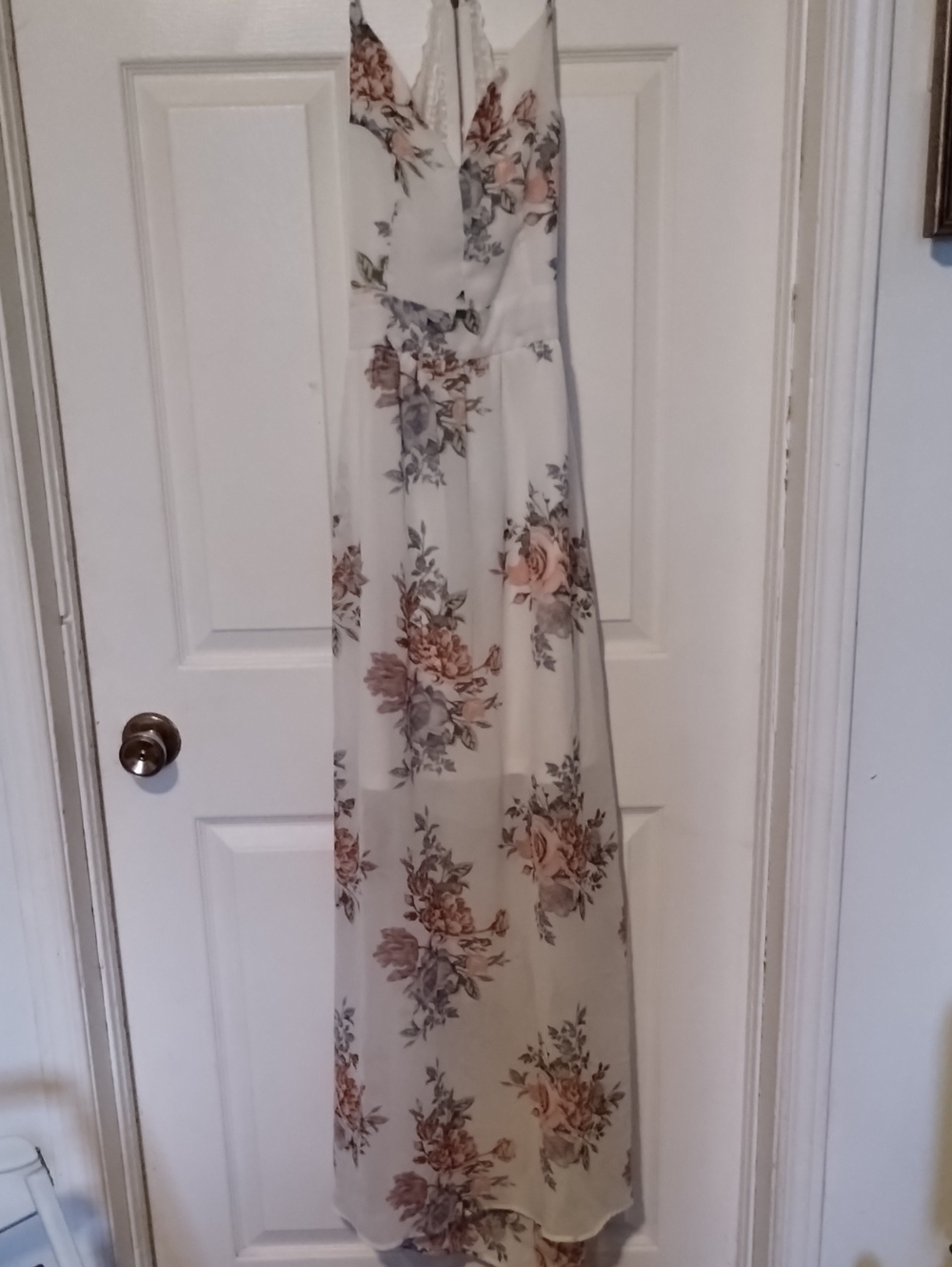 Stunning cream-colored chiffon maxi dress featuring a beautiful Lace Bodice.Med
